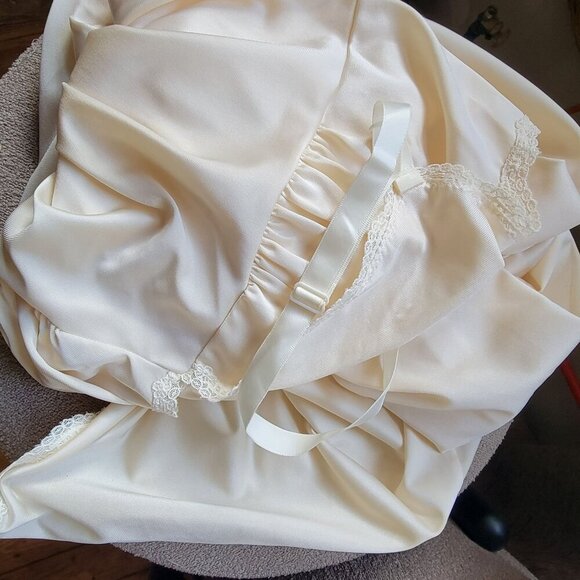 Vintage Ivory Full-Length Satin Nightgown with Lace Trim & Adjustable Straps - Picture 9 of 13